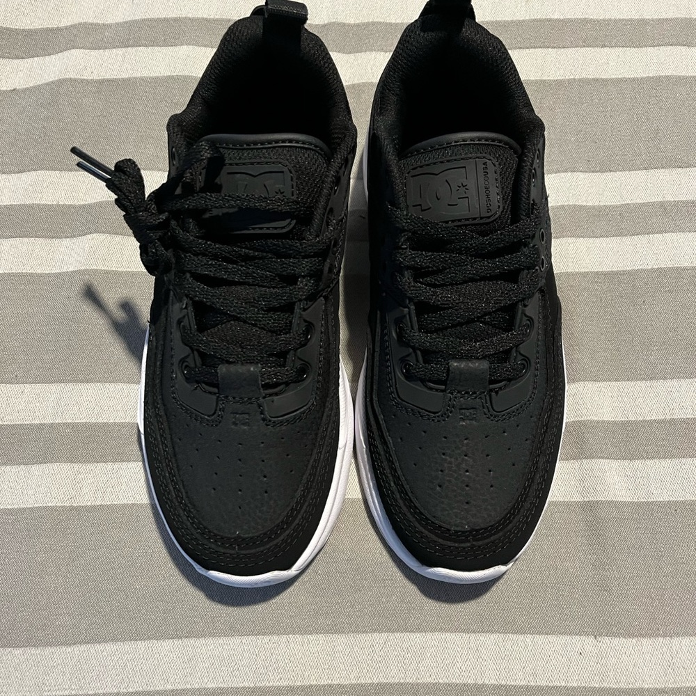Youth, DC shoe. 4us. Black. E Tribeca.